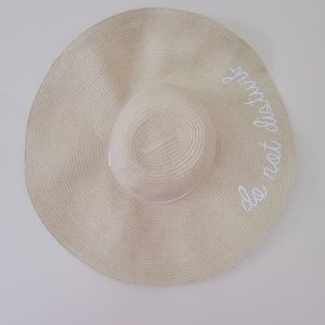 2 chic wide brim straw hat